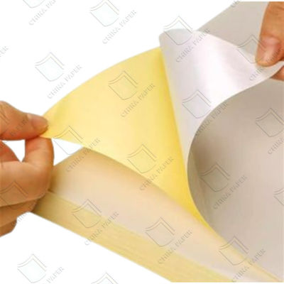 좋은 가격 일면 실리콘 코팅 유리 종이 롤 라벨 종이 제조를 위한 흰 노란색 색상 온라인으로